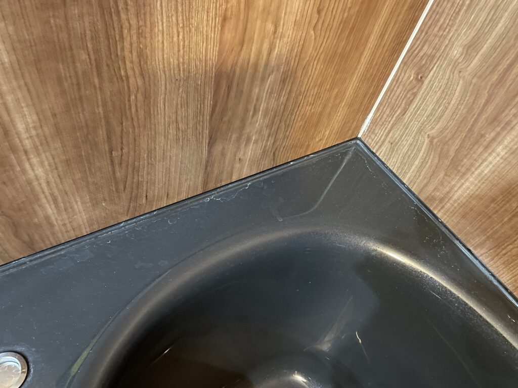 黒い浴槽水垢汚れ